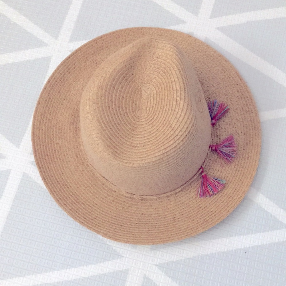 “Like New” Paper straw brimmed hat w/ colorful tassels! Fits head size 7”x 7.5”